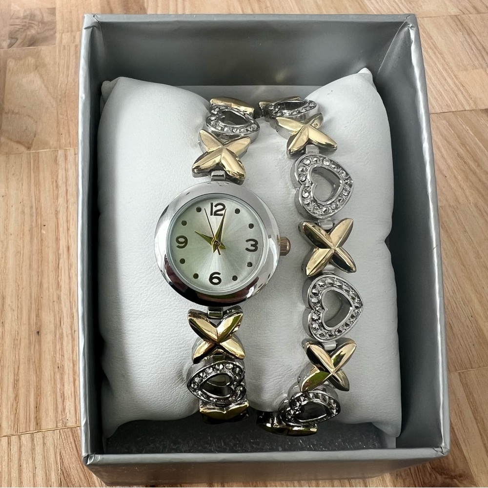 NIB Unbranded watch and bracelet two tone hearts gift set - Picture 2 of 6